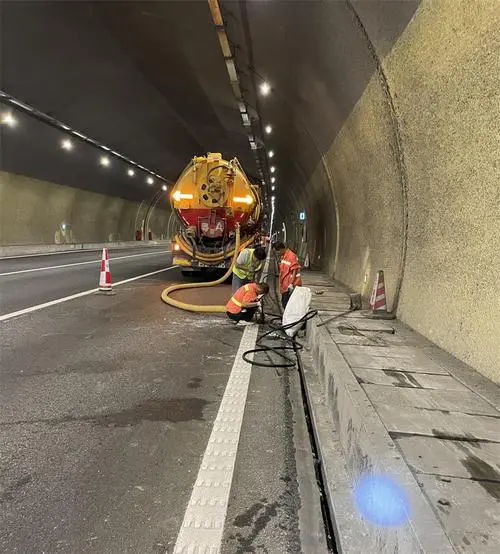 库伦隧道排水渠清淤